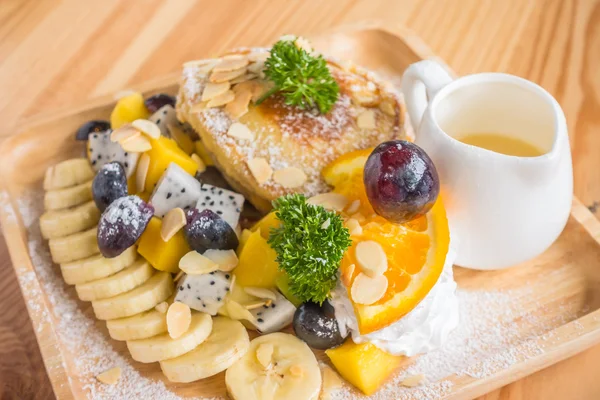 Pfannkuchen und Obst mit Eis auf dem Tisch . — Stockfoto