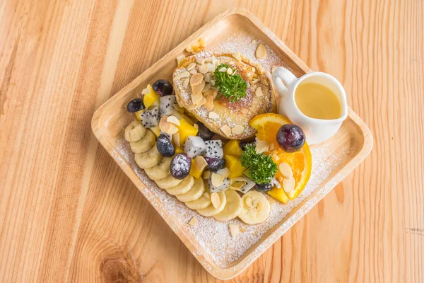 Panqueca e frutas com sorvete na mesa  . — Fotografia de Stock