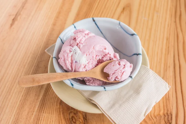 Strawberry ice cream in bowl on wood table . — Stock Photo, Image