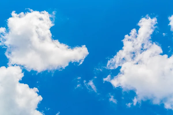 Nuage dans le ciel bleu  . — Photo