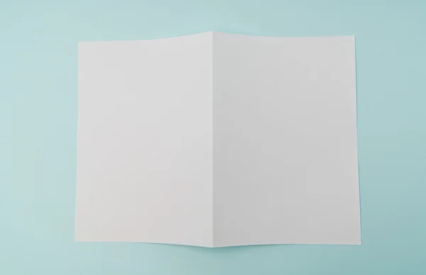 Papír bílý šablona Bifold na modrém pozadí . — Stock fotografie