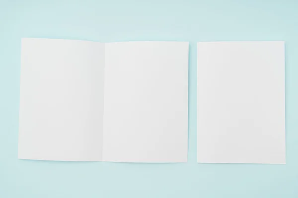 Bifold carta modello bianco su sfondo blu  . — Foto Stock