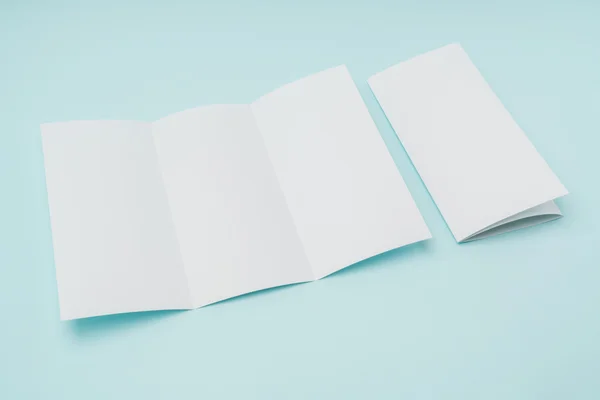 Carta modello trifold bianco su sfondo blu  . — Foto Stock