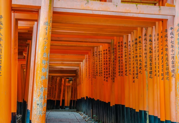 Κόκκινο Tori πύλη στο Φουσίμι Ινάρι ιερό ναό στο Κιότο της Ιαπωνίας — Φωτογραφία Αρχείου