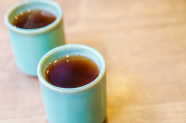 Ahşap masa üzerinde Japon çay