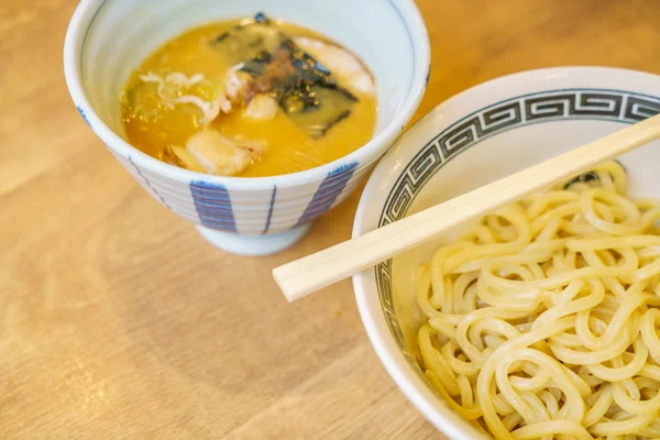 Macarrão ramen japonês na mesa — Fotografia de Stock