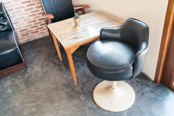 Деревянные стулья в кафе — стоковое фото