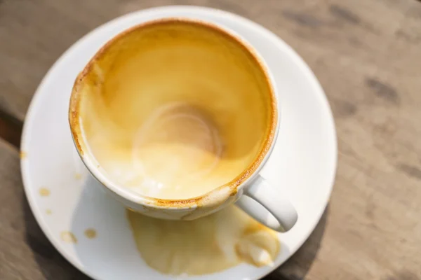 나무 탁자 위에 놓인 빈 커피 한 잔 — 스톡 사진