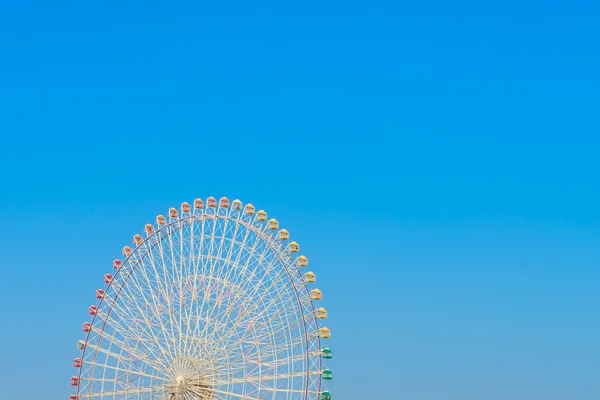 Колесо обозрения с голубым небом — стоковое фото