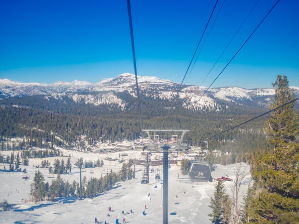 MAMORTH LAKES, CA - 8 de novembro de 2015, Belo dia no Mammoth M — Fotografia de Stock