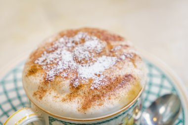 Ahşap masadaki Latte Kahve Sanatı