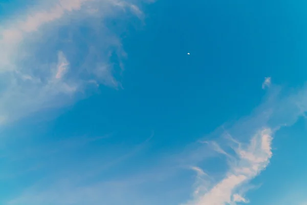 Nuage dans le ciel bleu — Photo