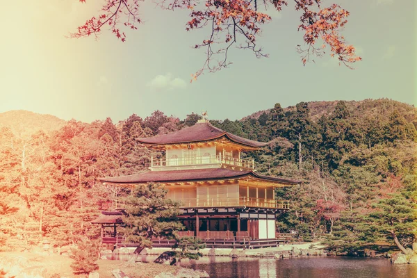 Kinkakuji Temple "Den gyllene paviljongen" i Kyoto, Japan (Filter — Stockfoto