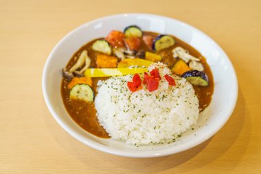 Japon yemekleri stil köri pirinç ile