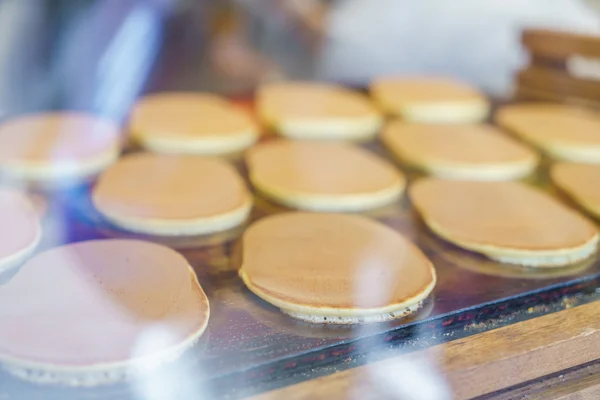 Pannkakor matlagning ion Stekhäll — Stockfoto