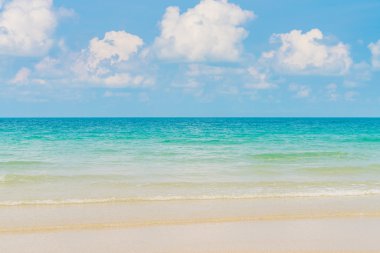 Mavi deniz ve gökyüzü ile güzel beyaz kum plaj