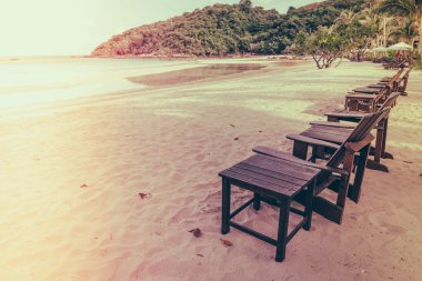 Güzel plaj sandalyeleri tropikal beyaz kum beac şemsiyesi ile