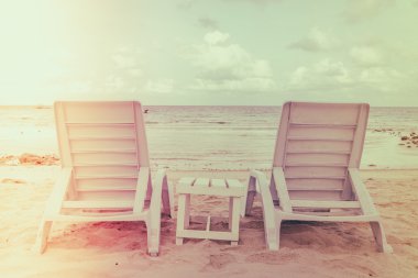 Güzel plaj sandalyeleri tropikal beyaz kum plaj - Ben filtre