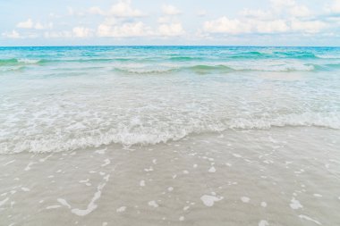 Mavi deniz ve gökyüzü ile güzel beyaz kum plaj