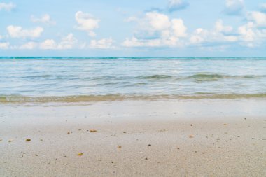 Mavi deniz ve gökyüzü ile güzel beyaz kum plaj