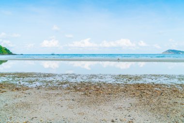 Mavi deniz ve gökyüzü ile güzel beyaz kum plaj