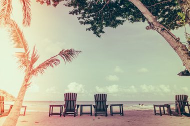 Güzel plaj sandalyeleri tropikal beyaz kum plaj - Ben filtre