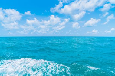 Deniz su yüzeyi tekne arkasında iz