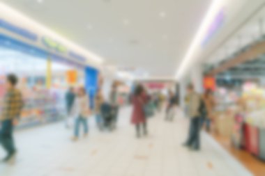 İnsanlar alışveriş merkezinde bulanıklık