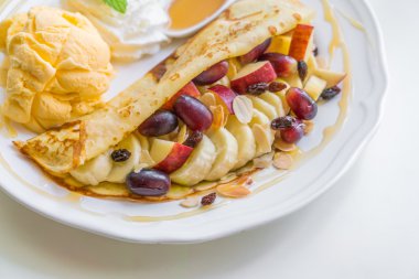 Gözleme ve meyve dondurma tablo ile