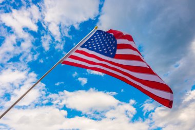 Mavi gökyüzünde Amerikan bayrağı .