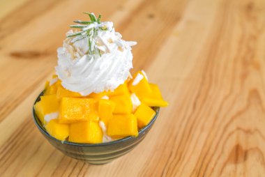 Kore usulü taze mango. Ahşap masada buzlu. .