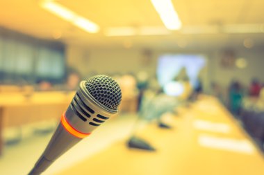 Siyah mikrofon konferans salonunda. (Filtre uygulanmış görüntü işlemler