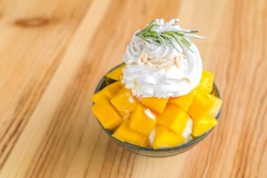 Kore usulü taze mango. Ahşap masada buzlu. .