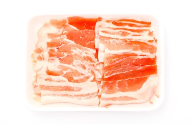 Beyaz arka planda çiğ domuz eti. .