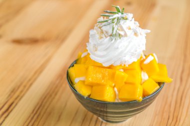 Kore usulü taze mango. Ahşap masada buzlu. .