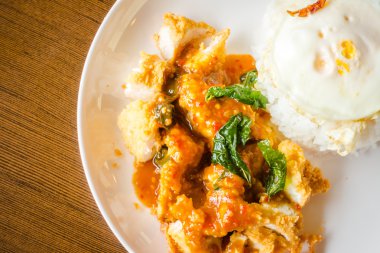 Çıtır tavuklu pilav ve kızarmış yumurta. .