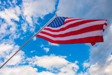 Mavi gökyüzünde Amerikan bayrağı .