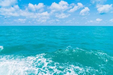 Deniz su yüzeyi tekne arkasında iz