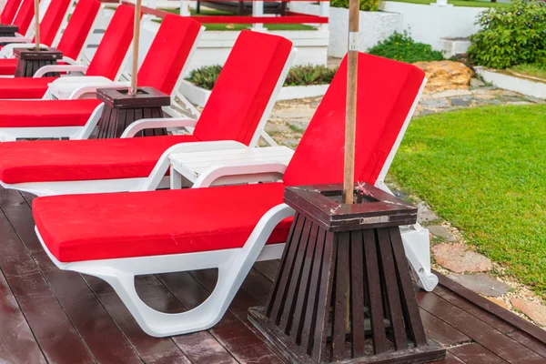 Güzel bir plaj sandalye şemsiye etrafında Açık Yüzme kaka ile — Stok fotoğraf