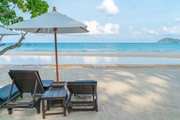 Vackra strandstolar med paraply på tropical vit sand strand — Stockfoto