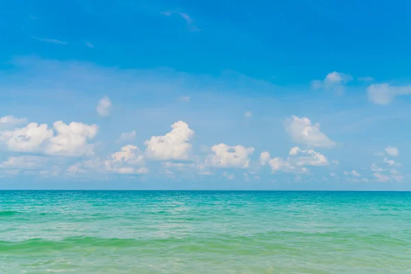 Hermoso mar azul y cielo — Foto de Stock