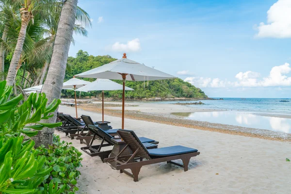 Gyönyörű strand szék, esernyő, a trópusi fehér homok beac — Stock Fotó