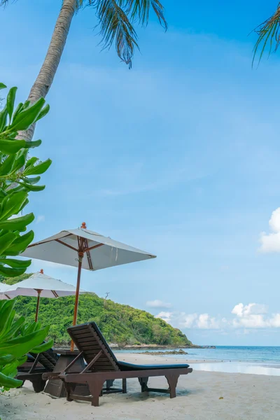 Schöne Liegestühle mit Sonnenschirm auf tropischem weißen Sandstrand — Stockfoto