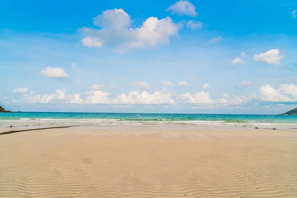 Schöner weißer Sandstrand mit blauem Meer und Himmel — Stockfoto