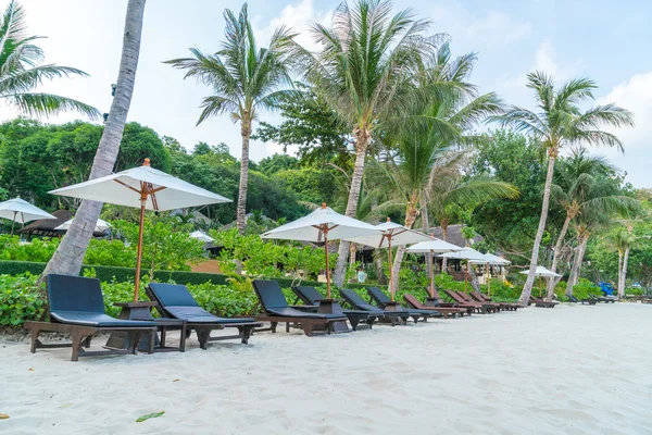 Belles chaises de plage avec parasol sur sable blanc tropical beac — Photo