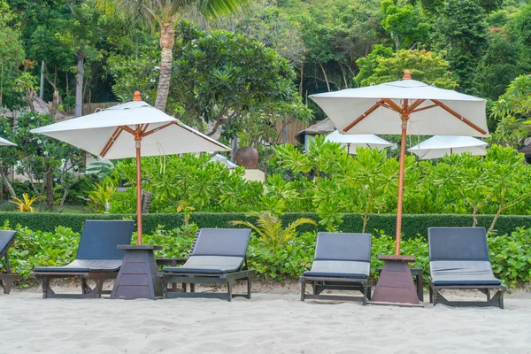 Hermosas sillas de playa con sombrilla en la playa tropical de arena blanca —  Fotos de Stock