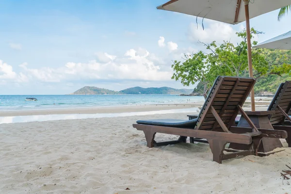 Vackra strandstolar med paraply på tropical vit sand strand — Stockfoto