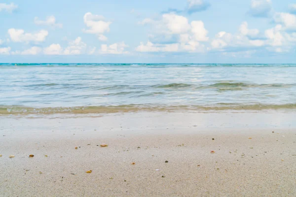 Schöner weißer Sandstrand mit blauem Meer und Himmel — Stockfoto