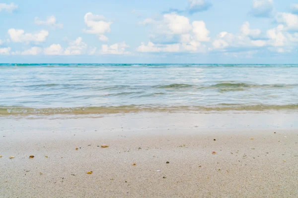 Piękny biały piasek z plaży błękitne morze i niebo — Zdjęcie stockowe