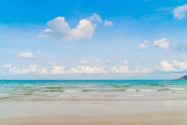 Beautiful white sand beach with blue sea and sky — Stock Photo, Image